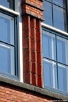 Muurdam - in dwarsdoorsnede gekeperd, bekleed met rode tegels.
<br/>
Gert-Jan Lobbes, 2020